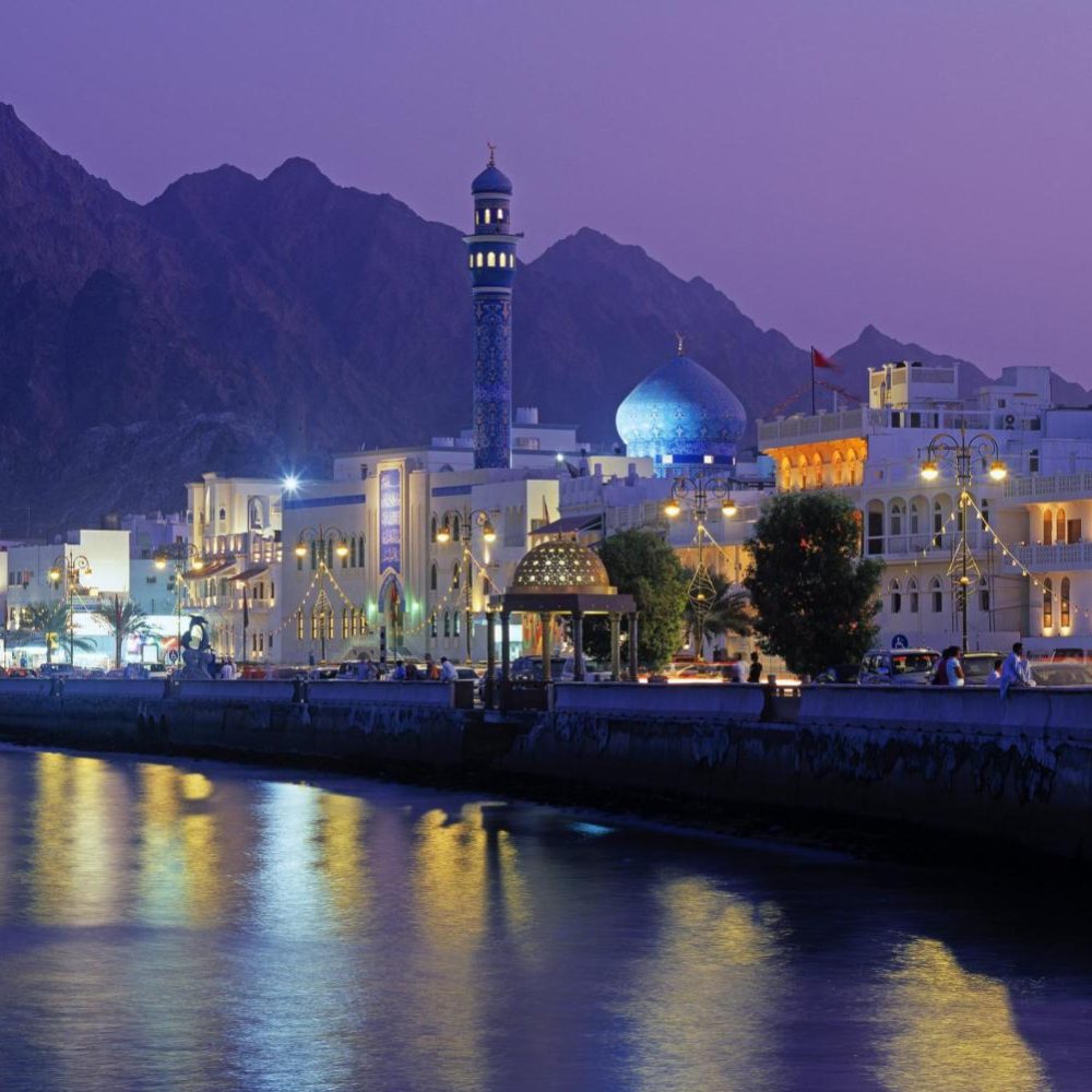 Wasserfront-von-Mutrah-bei-Muscat-gegen-Hadschar-Gebirge-Sultanat-von-Oman